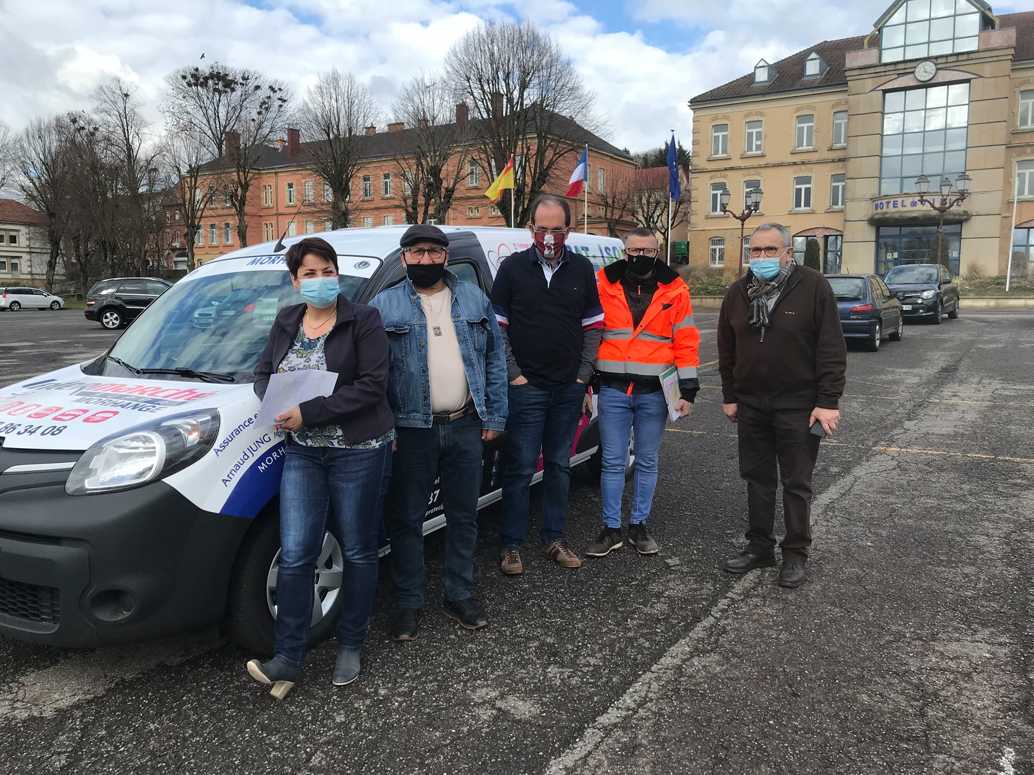 véhicule utilitaire électrique destiné au transport des personnes âgées ou vulnérables 