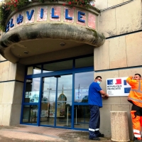 Installation de la devise de la nation sur le mur de la mairie